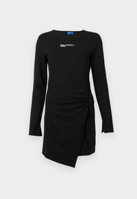 Must värviga pika varrukaga kleit ümmarguse kaelusega. Omab asümmeetrilist äärest, küljetõmbe detaili ja valget logoteksti rinnal. Pehme kangas.