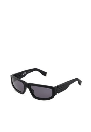 Occhiali da sole rettangolari neri con montature spesse e lenti scure, con un design a strati sulle aste e il marchio "Police" sulla lente.