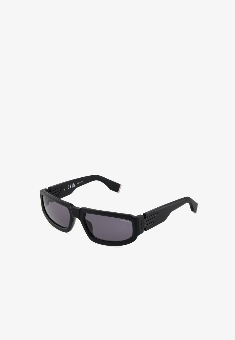Lunettes de soleil rectangulaires noires à montures épaisses et verres teintés foncés, présentant un design en couches sur les branches et la marque "Police" sur le verre.