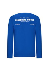 Langärmliges blaues T-Shirt aus Baumwolle. Auf der Rückseite mit weißem Text, einschließlich "Essential Pieces" und Logodetails. Glatte Textur.