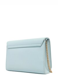 Borsa a pochette in ecopelle azzurro chiaro con tracolla a catena, forma rettangolare elegante, chiusura a patta e dettagli di cucitura minimi.