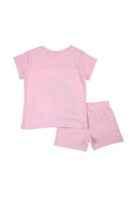 Ensemble deux pièces en coton rose comprenant une chemise à manches courtes et un short à taille élastique, tous deux en texture douce et lisse.
