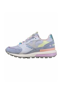 Sneaker multicolore con camoscio azzurro chiaro e lavanda, pelle bianca perforata, dettagli pastello e suola in gomma rigata.