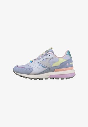 Bunt gefärbter Sneaker aus hellblauem und lavenderfarbigem Wildleder, perforiertem weißen Leder, pastellfarbenen Akzenten und einer geriffelten Gummisohle.