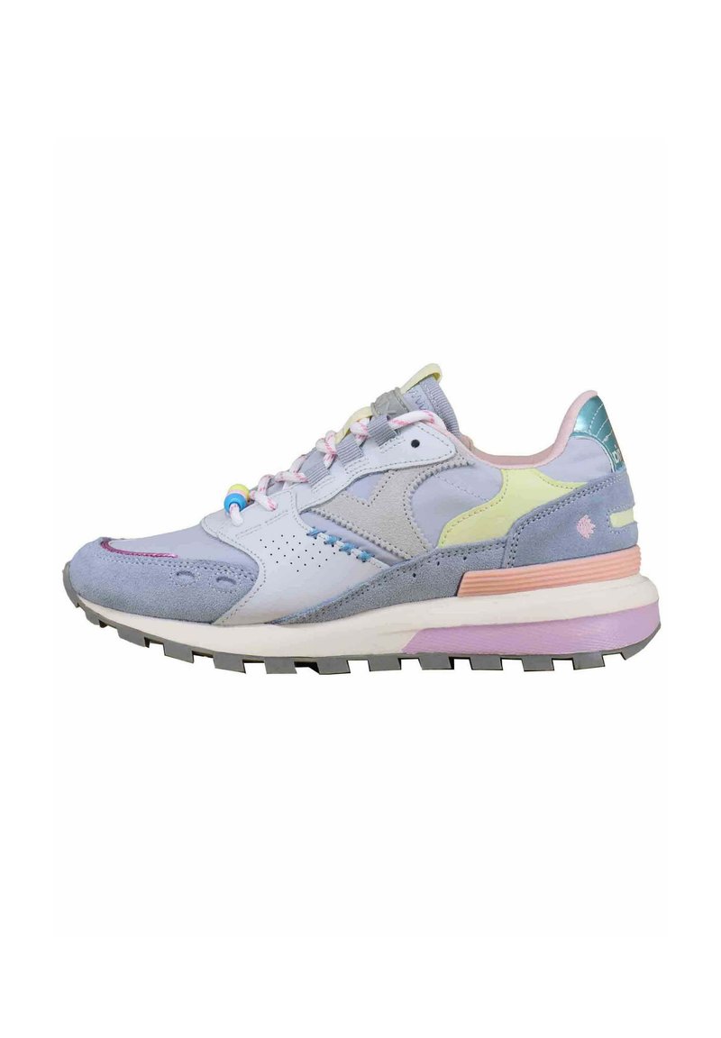 Sneaker multicolore con camoscio azzurro chiaro e lavanda, pelle bianca perforata, dettagli pastello e suola in gomma rigata.