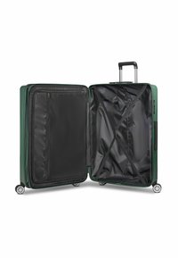 Maleta rodante verde con un exterior duro, que cuenta con un interior negro, compartimento con cremallera, correas cruzadas y ruedas que se deslizan suavemente.
