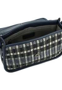 Sac à main en cuir marine avec un devant en tissu tissé à motifs, doté d'une fermeture magnétique et d'une poche zippée intérieure. Doublure intérieure grise.