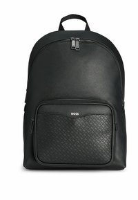 Zaino in pelle nera con una texture liscia, dotato di una tasca frontale con zip e un motivo, e doppi zippers superiori. Logo visibile sulla tasca.