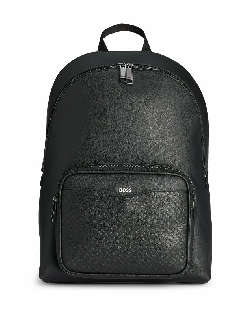 Zaino in pelle nera con una texture liscia, dotato di una tasca frontale con zip e un motivo, e doppi zippers superiori. Logo visibile sulla tasca.