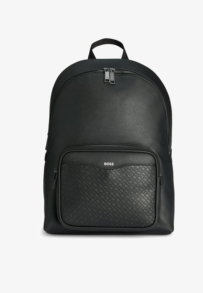 Zaino in pelle nera con una texture liscia, dotato di una tasca frontale con zip e un motivo, e doppi zippers superiori. Logo visibile sulla tasca.