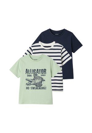 Drei Kinder-T-Shirts: hellgrün mit Alligator-Print und Text, weiß mit marineblauen Streifen und einfarbig marineblau.