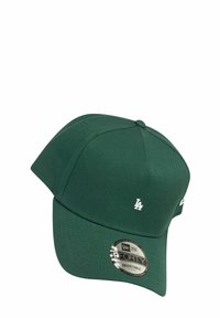Grüner Baseballcap aus Stoff, mit verstellbarem Riemen, geschwungenem Schirm und weißen Logoprints. Das Etikett trägt die Aufschrift "9FORTY."