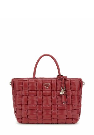 Sac fourre-tout tissé rouge avec une texture en cuir lisse, double anses et un charme décoratif. Présente un logo triangulaire au centre.