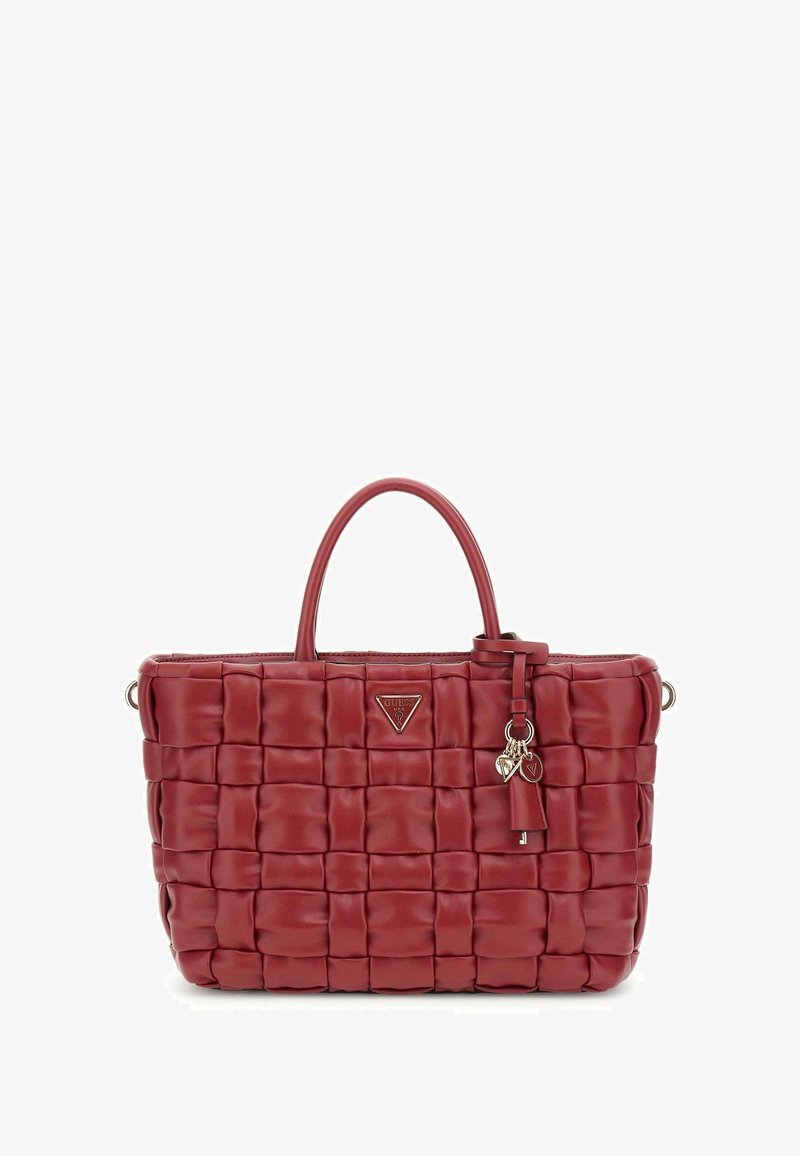 Bolso tote tejido rojo con textura de cuero suave, doble asa y un charm decorativo. Presenta un logo triangular en el centro.