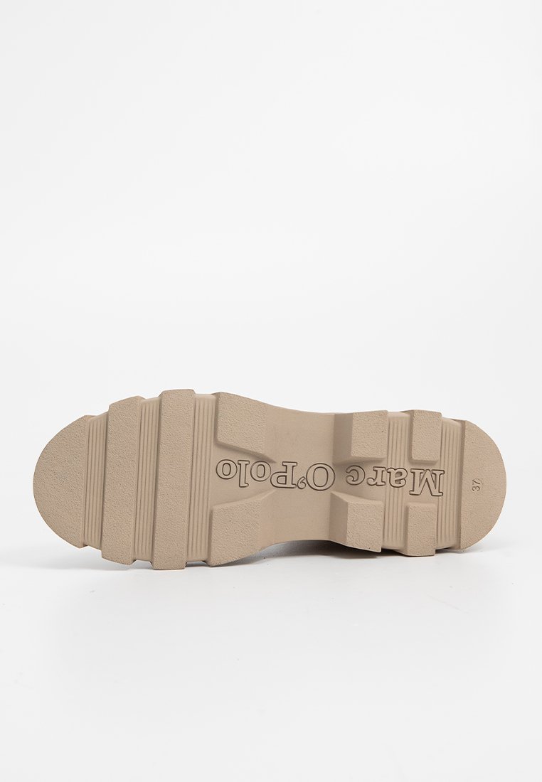 Beige Gummischuhsohle mit strukturiertem Profil, auf dessen Oberfläche ein Logo und Größenangaben eingepresst sind. Flache, abgerundete Form mit Vertiefungen.