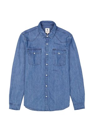 Camisa de mezclilla azul claro con mangas largas, cierre frontal de botones, dos bolsillos en el pecho y detalles en el yugo de estilo western. Textura suave.