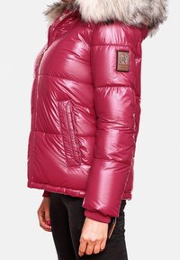 Giacca a vento fucsia con cappuccio in pelliccia sintetica, texture lucida, tasche laterali con zip e patch del brand sulla manica.