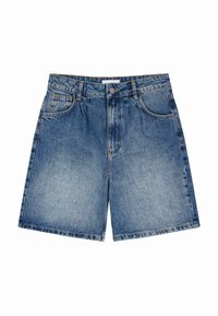 Denimshorts i lys blå med en afslappet pasform. Har fem lommer, knaplukning og en subtil falming for ekstra tekstur.