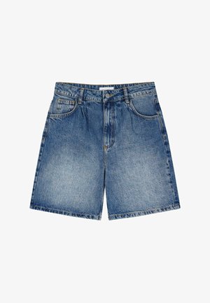 Heled denim lühikesed püksid helesinisest kangast, millel on lõdvestunud sobivus. Omavad viit taskut, nööbiga sulgemist ning kerget kulumist, et lisada tekstuuri.