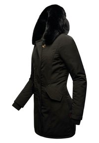 Palton negru de iarnă cu glugă căptușită cu blană, închidere cu fermoar, buzunare laterale și manșete cu model canal. Prezintă o textură de stofă netedă și un design ajustat.