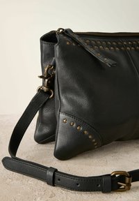 Next STUDDED - Skuldertasker - black