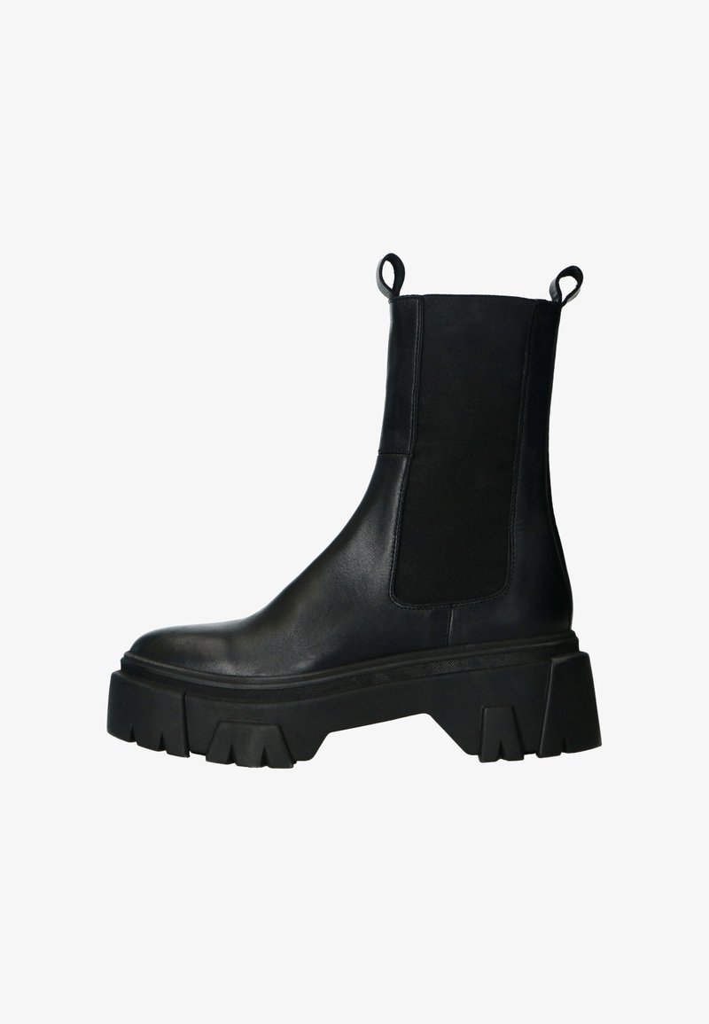 Bottine en cuir noir avec semelle crantée épaisse, panneaux latéraux élastiques et languettes à l'avant et à l'arrière.