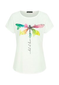 Chemise blanche à manches courtes avec un motif libellule en aquarelle colorée et un texte en cursive "let it be" sous le corps de la libellule.