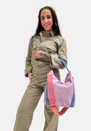 Hobo-Tasche mit pinkem Körper und blauen Akzenten, ausgestattet mit einem kontrastierenden orangen Riemen und gesticktem Logo. Weicher Stoff und strukturiertes Design.