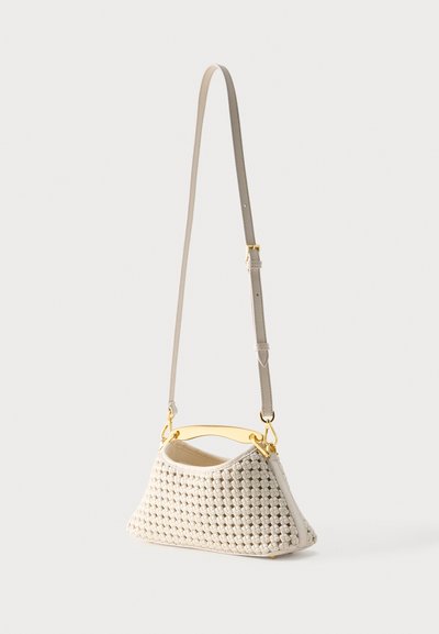 Τσάντα ώμου από κρεμ χρωματιστό πλεκτό δέρμα με ρυθμιζόμενο λουρί και χειρολαβή και μεταλλικά στοιχεία σε χρυσό τόνο.