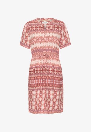 Robe à manches courtes en rose clair avec des motifs bordeaux complexes, dotée d'un décolleté en V, d'une taille cintrée, et d'une longueur au-dessus du genou.