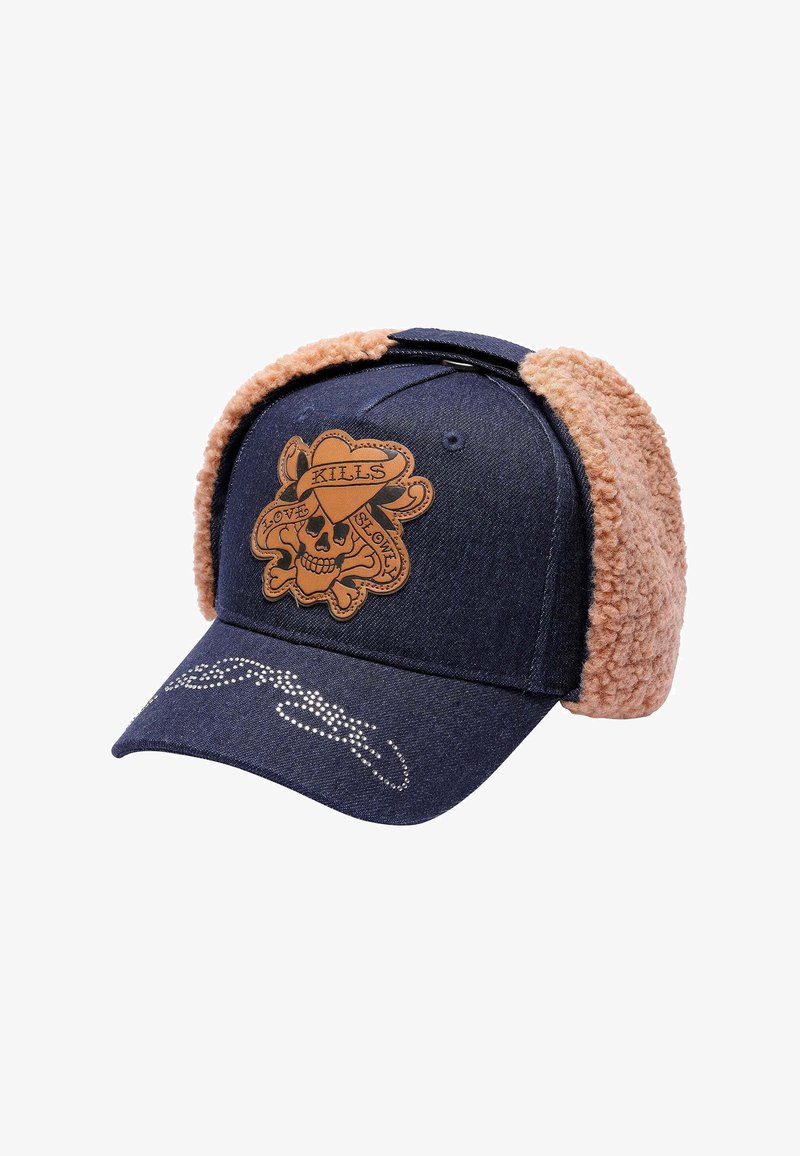 Denim-Cap mit Kunstpelz-Ohrenklappen, braunem Lederpatch mit Schraubenkopfdesign, dekorativen Strasssteinen und gebogenem Schirm zum Sonnenschutz.