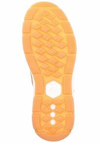 Gummisohle mit einem Diamantprofil und orangefarbener Farbe. Weiße Akzente entlang der Kanten. Entworfen für Traktion und Haltbarkeit.