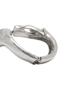 Metalowy karabińczyk o polerowanej srebrnej powłoce, z organicznym, płynącym designem, zaokrąglonymi krawędziami oraz bezpiecznym mechanizmem zamknięcia.