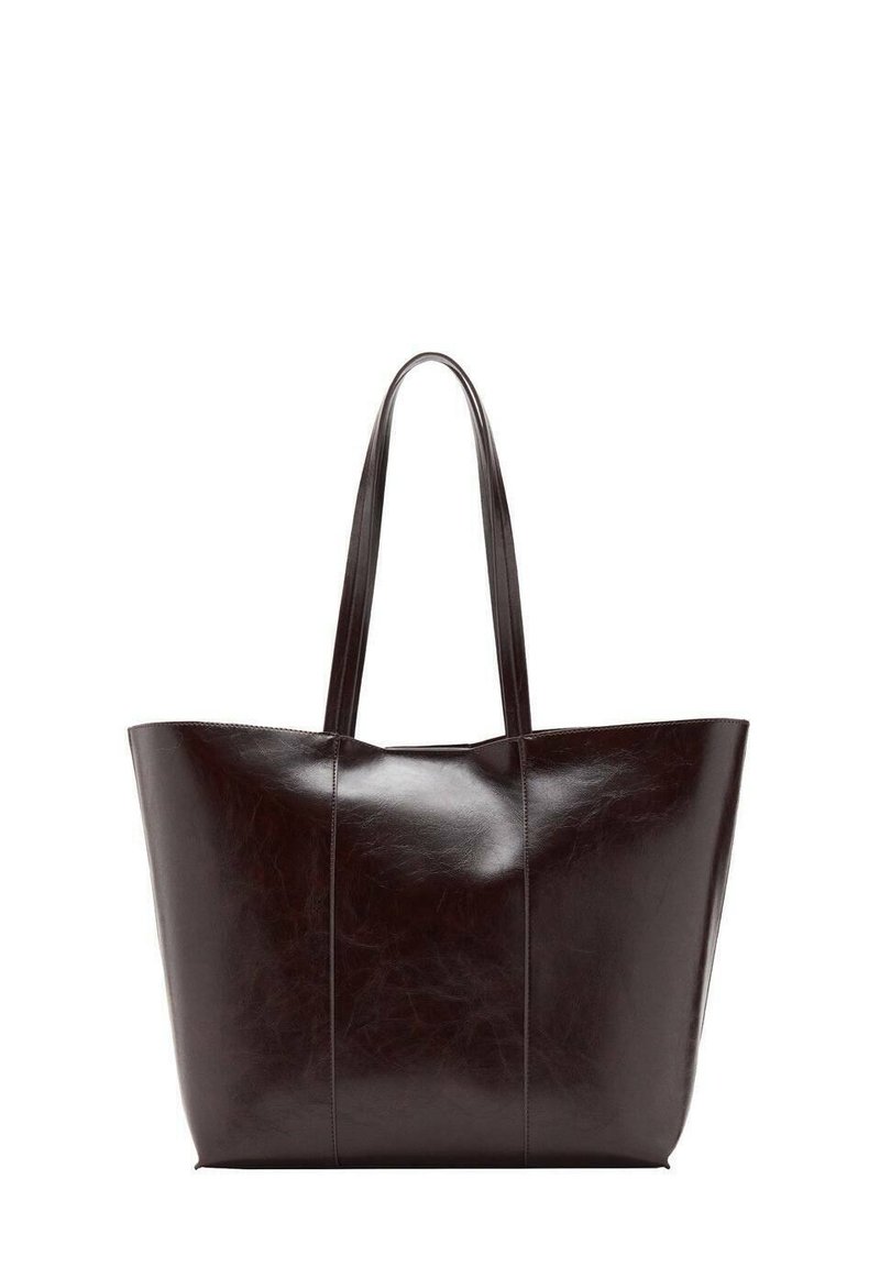 Bruine leren tote bag met twee lange handvatten, een strak design, rechthoekige vorm, gladde textuur en subtiele kreukdetails op het oppervlak.