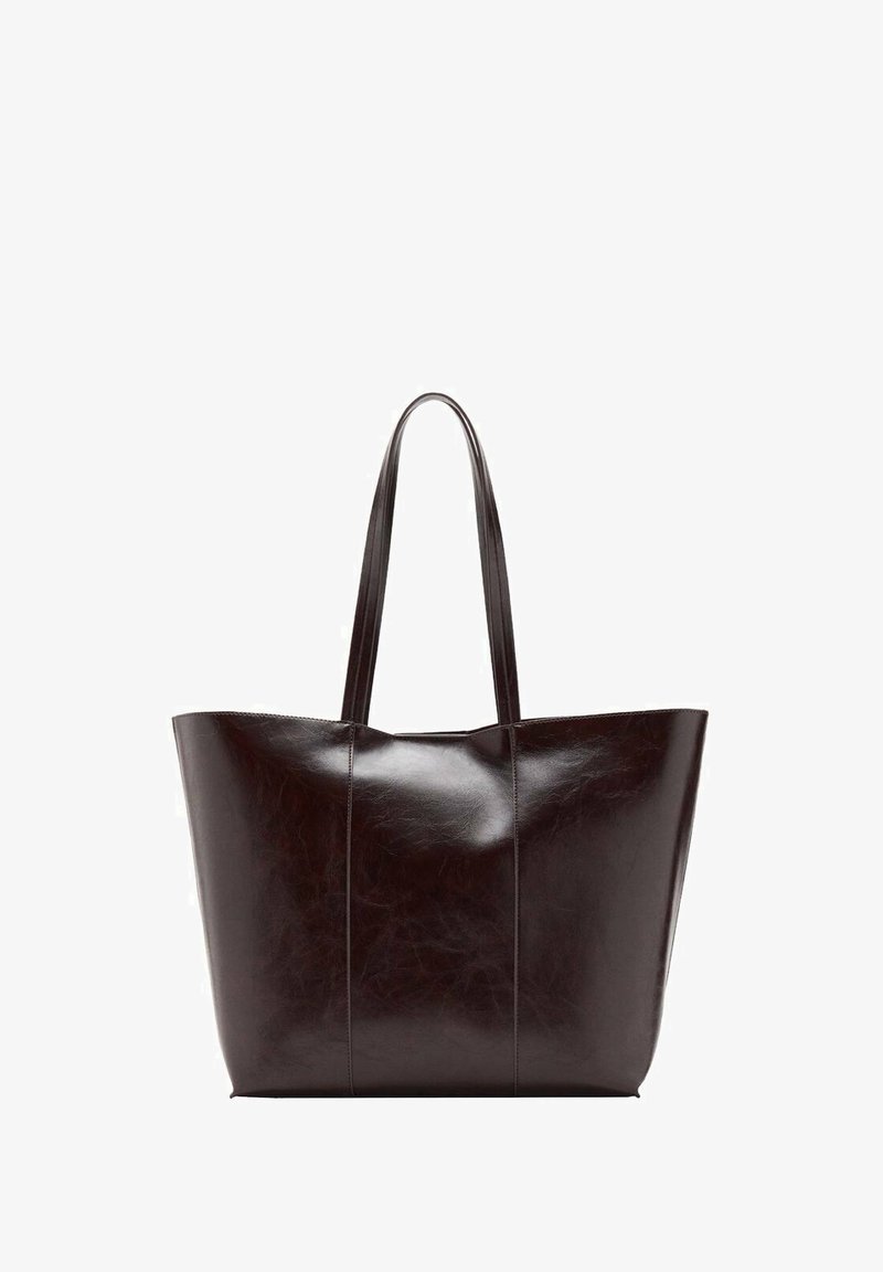 Bruine leren tote bag met twee lange handvatten, een strak design, rechthoekige vorm, gladde textuur en subtiele kreukdetails op het oppervlak.