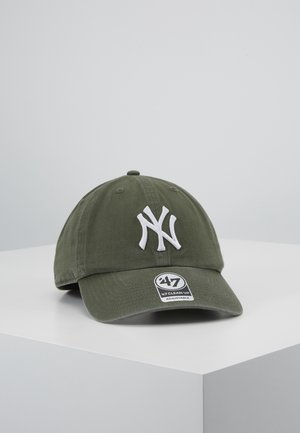 Regulowana czapka bejsbolowa w oliwkowo-zielonym kolorze z białym haftowanym logo New York Yankees z przodu oraz naklejką '47 Clean Up' na daszku.