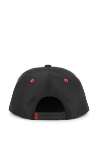Casquette noire avec des accents de broderie rouge, visière plate et fermeture snapback ajustable. Comprend des œillets de ventilation pour une meilleure respirabilité.