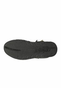 Suola di scarpa in gomma nera con superficie testurizzata, dotata di un modello di battistrada multidirezionale e logo impresso. Design durevole per una buona aderenza.