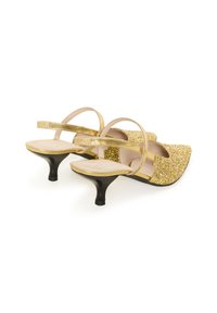 Zlaté trblietavé slingback opätky s špicatou špičkou, tenkými popruhmi a čiernym kitten heelom. Textúrovaný zvršok a hladká stielka.