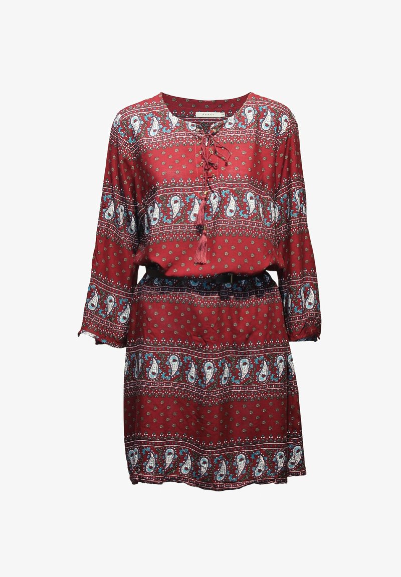 Vestido rojo con un estampado de paisley y flores, que presenta un escote redondo, mangas largas y una cintura con cordón ajustable y borlas.