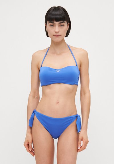 Costum de baie albastru format dintr-un top bandeau cu bretele reglabile și slipuri cu legături laterale. Fabricat dintr-un material neted și elastic, cu un finisaj elegant.