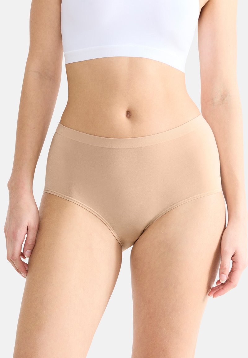 Ljust beige högmidjade underkläder med en mjuk textur och elastisk midjeband, designade för komfort och full täckning.