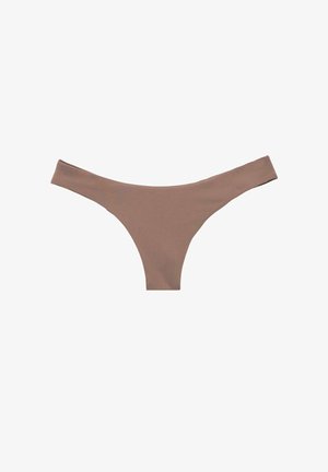 Hnedé bezšvové dámske tangá nohavičky s nízkym pásom a hladkým materiálom, zobrazené na bielom pozadí.