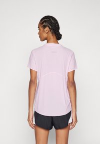 HOKA AIROLITE RUN SHORT SLEEVE - Spordi T-särk - pink twilight