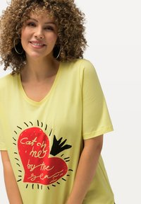 Ulla Popken CATCH ME BY THE SEA GRAPHIC  - T-Shirt print - lemon yellow