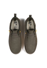 Chaussures en daim vert foncé avec une texture lisse, bout arrondi et accent jaune près des lacets. Taille 42 marquée à l'intérieur.