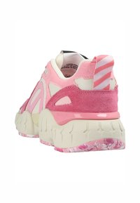 Fette Sneakers aus rosa Wildleder und Mesh mit einer weißen Gummisohle. Auffällige Details sind der gestreifte Fersenlasche und das marmorierte Sohlenmuster.