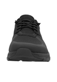 Scarpa sportiva nera realizzata con una combinazione di materiali lisci e testurizzati, caratterizzata da una tomaia in rete, design con lacci e una robusta suola in gomma.