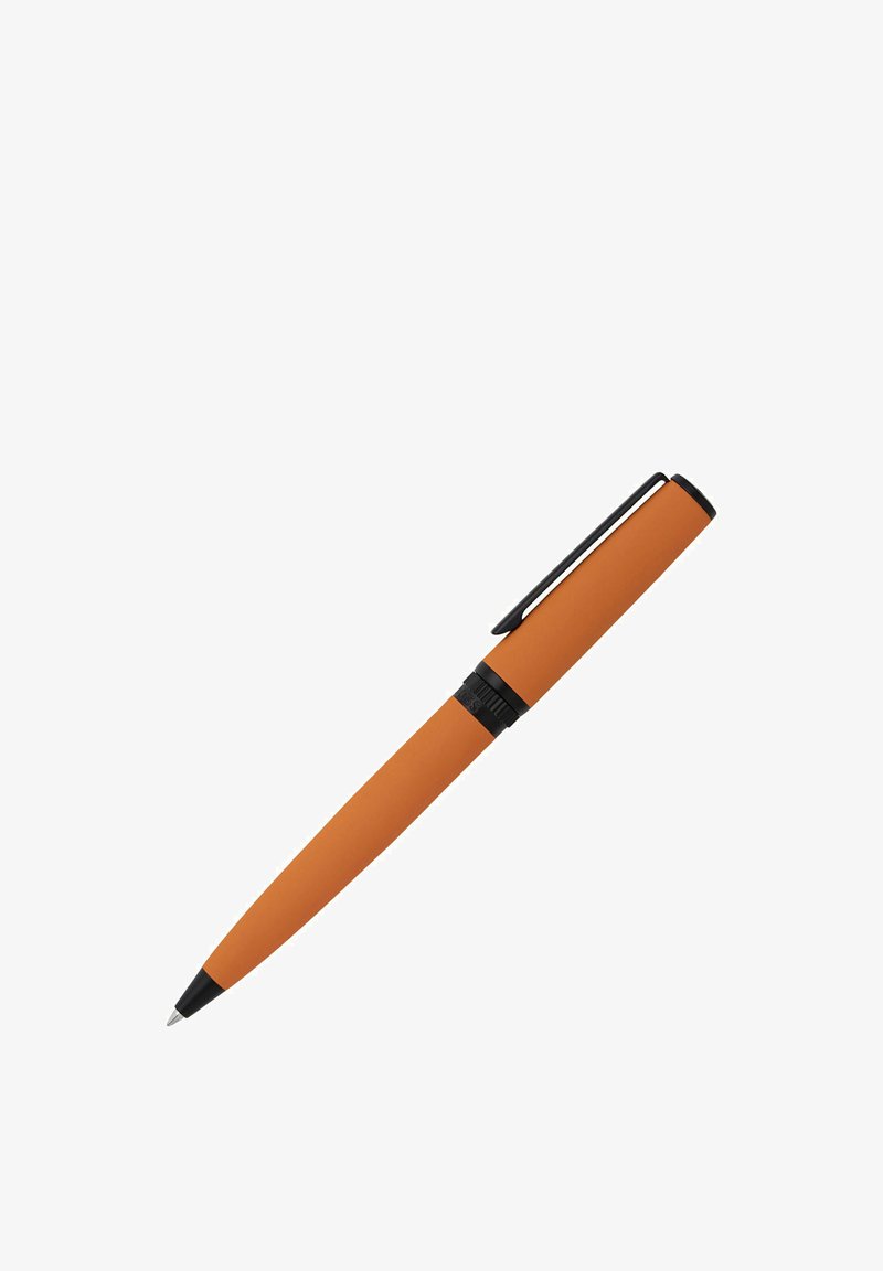 Stylo bille orange avec clip noir, pointe et mécanisme de torsion sur fond blanc.