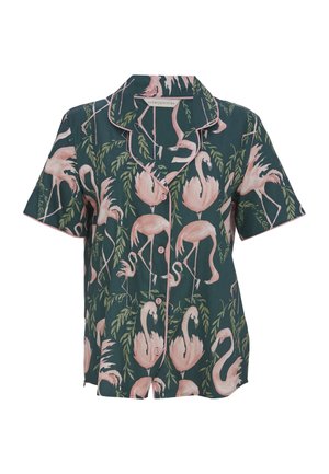 Kurzärmliges Schlafanzugoberteil aus dunkelgrünem Stoff mit einem Muster aus rosa Flamingos und Blättern. Verfügt über einen eingekerbten Kragen und eine Knopfverschluss.